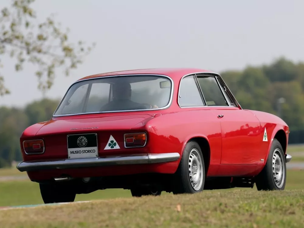 Автомобиль Alfa Romeo GTA Coupe Купе