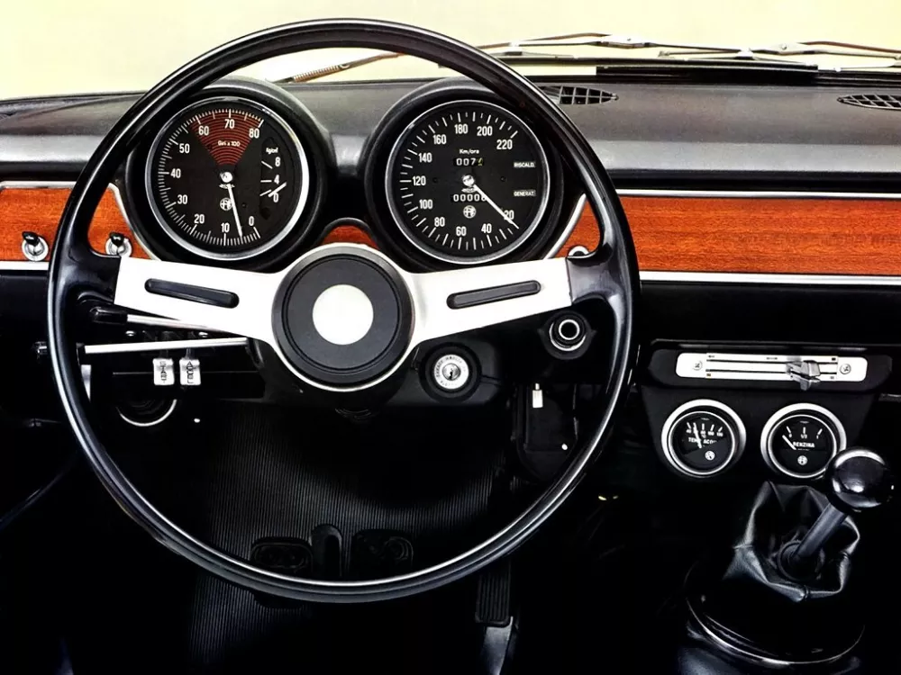 Автомобиль Alfa Romeo GTA Coupe Купе