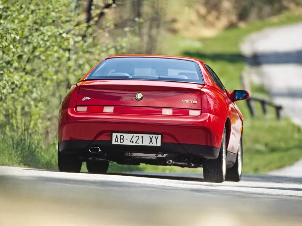 Автомобиль Alfa Romeo GTV Купе