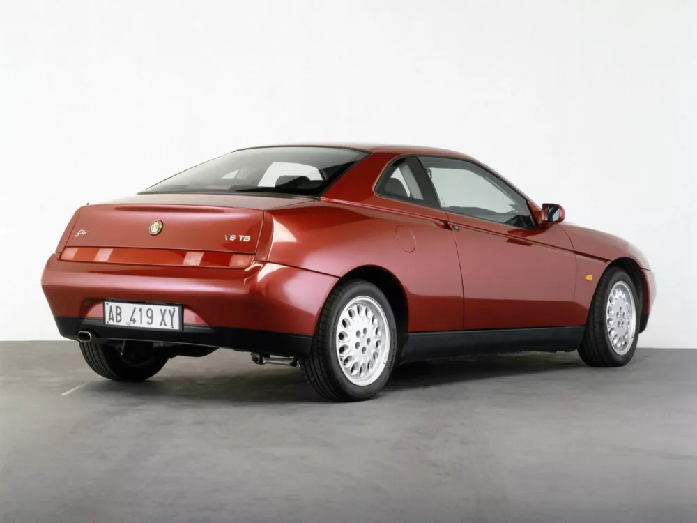 Автомобиль Alfa Romeo GTV Купе