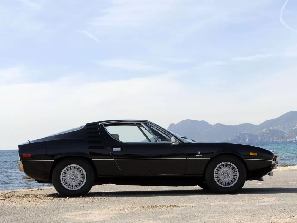 Автомобиль Alfa Romeo Montreal Купе
