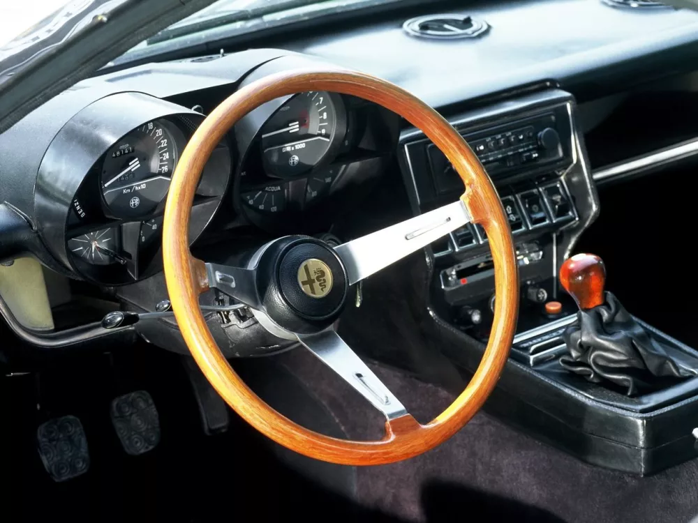 Автомобиль Alfa Romeo Montreal Купе