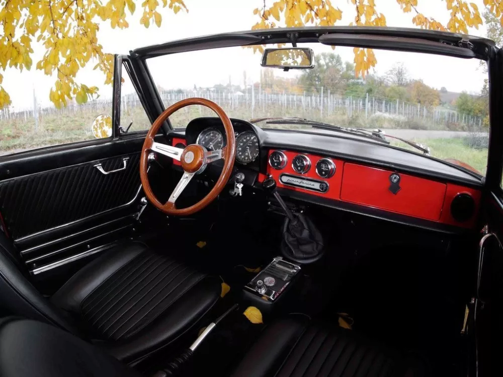 Автомобиль Alfa Romeo Spider I Кабриолет