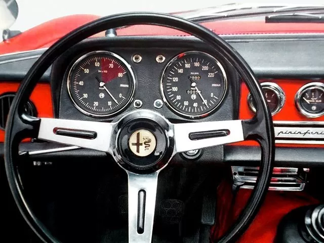 Автомобиль Alfa Romeo Spider I Кабриолет