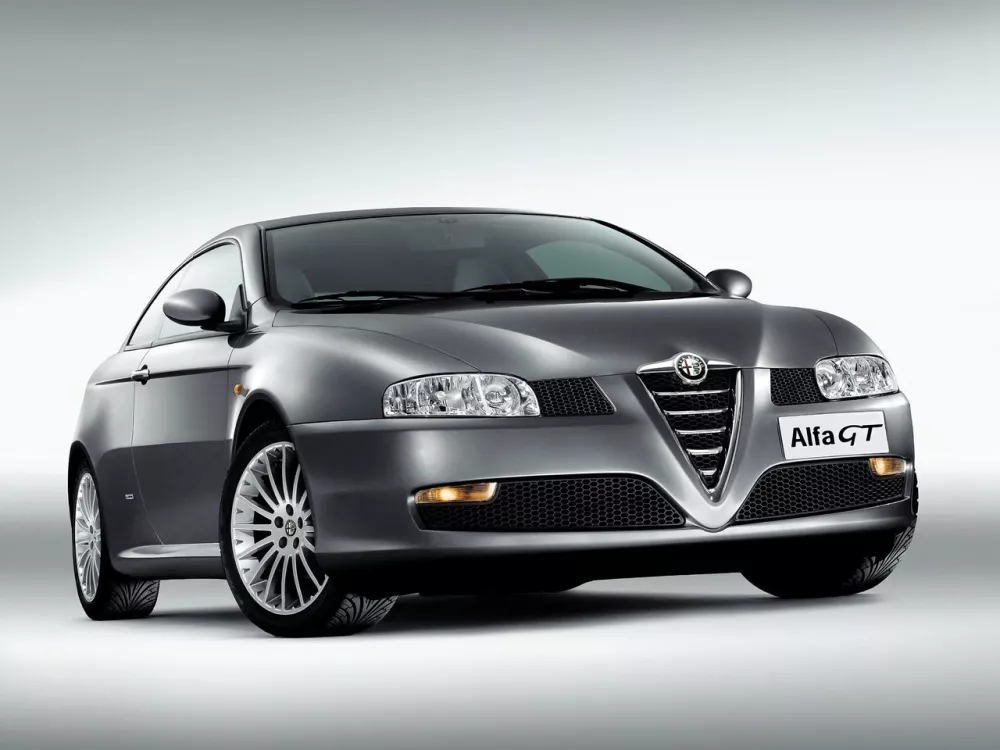 Автомобиль Alfa Romeo GT Купе