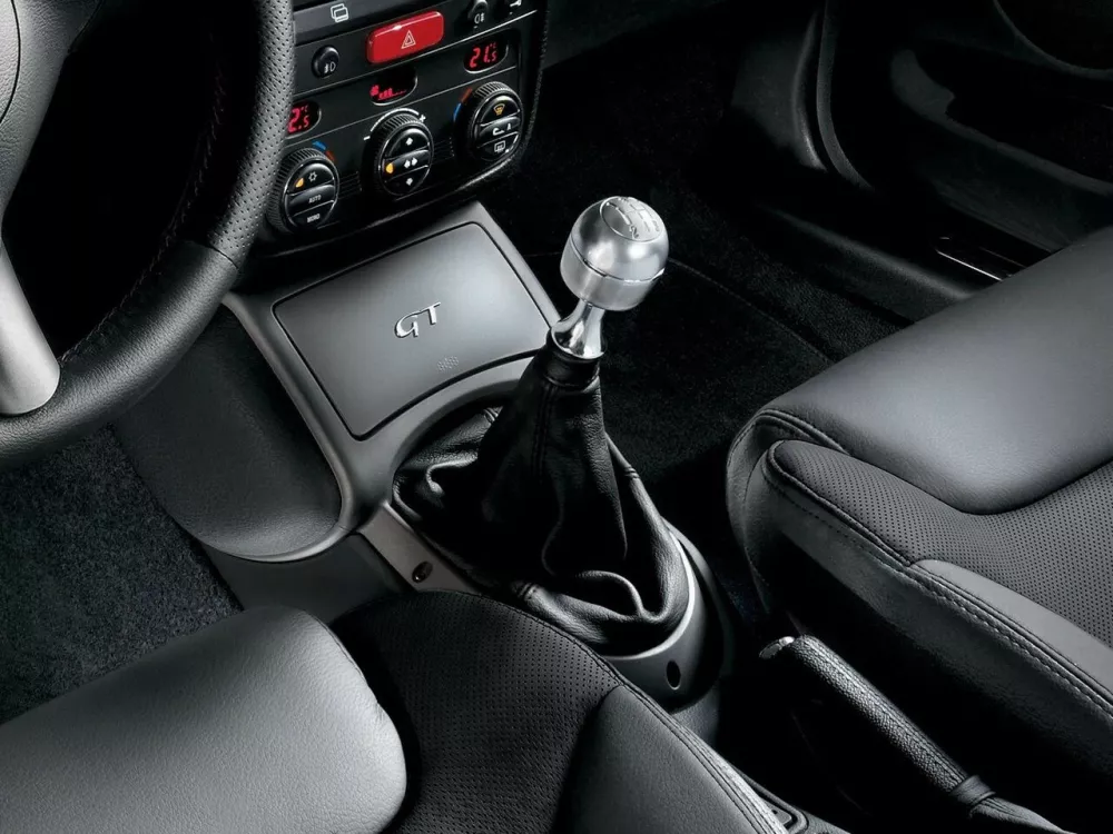 Автомобиль Alfa Romeo GT Купе