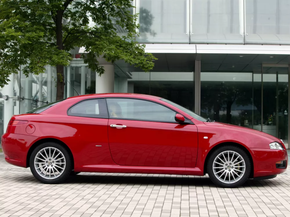 Автомобиль Alfa Romeo GT Купе