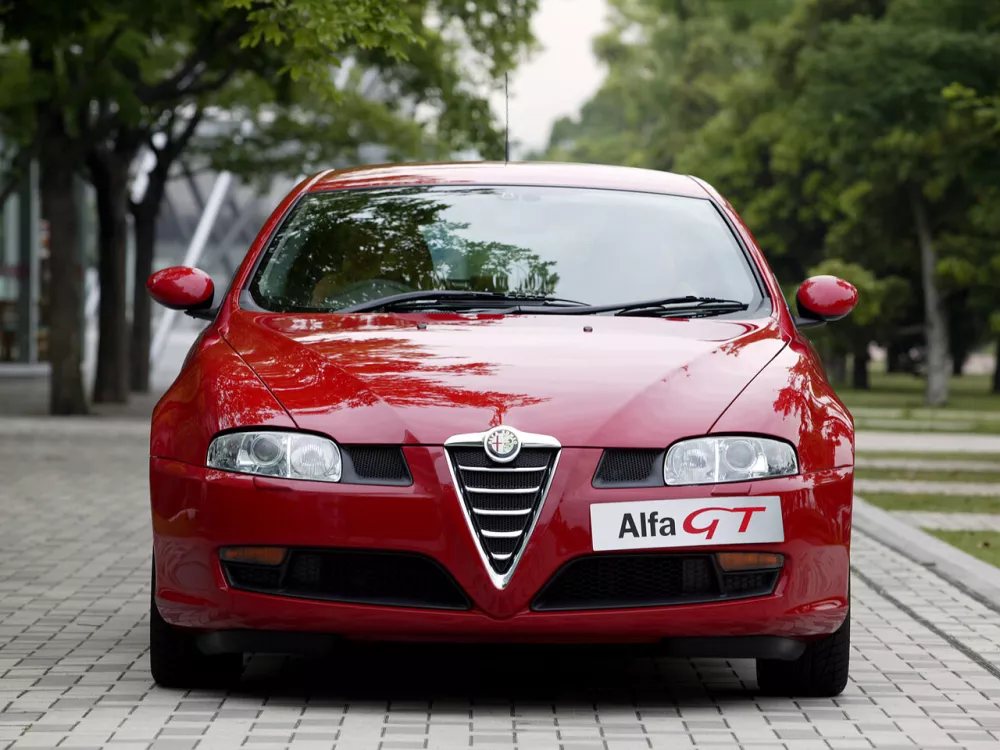 Автомобиль Alfa Romeo GT Купе