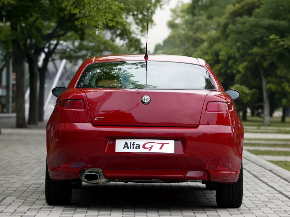 Автомобиль Alfa Romeo GT Купе