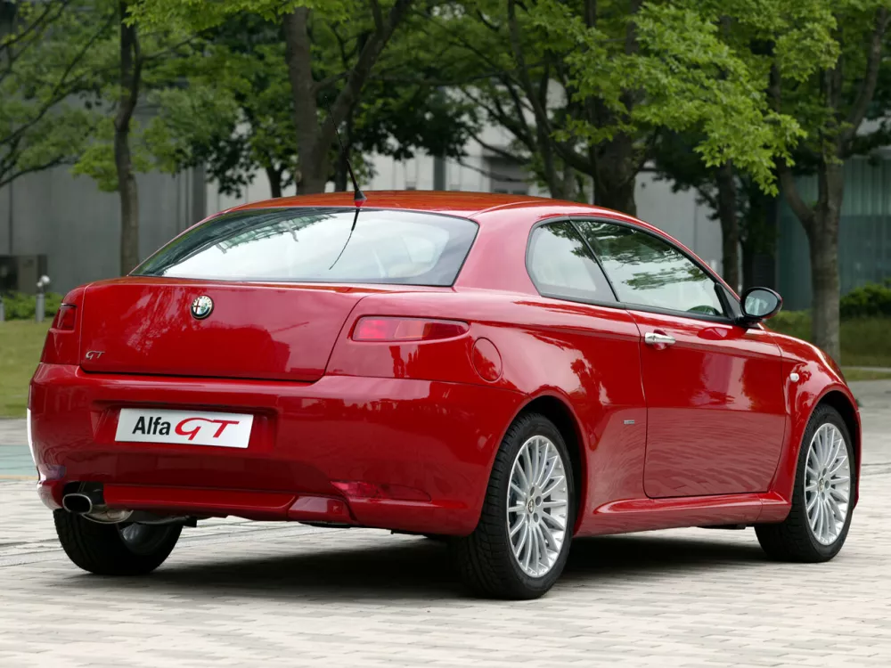 Автомобиль Alfa Romeo GT Купе