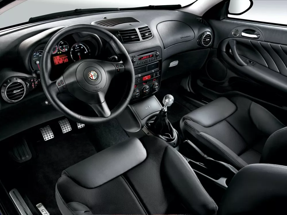 Автомобиль Alfa Romeo GT Купе