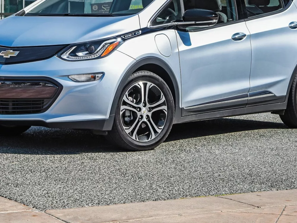 Автомобиль Chevrolet Bolt I Хэтчбек (5 дверей)