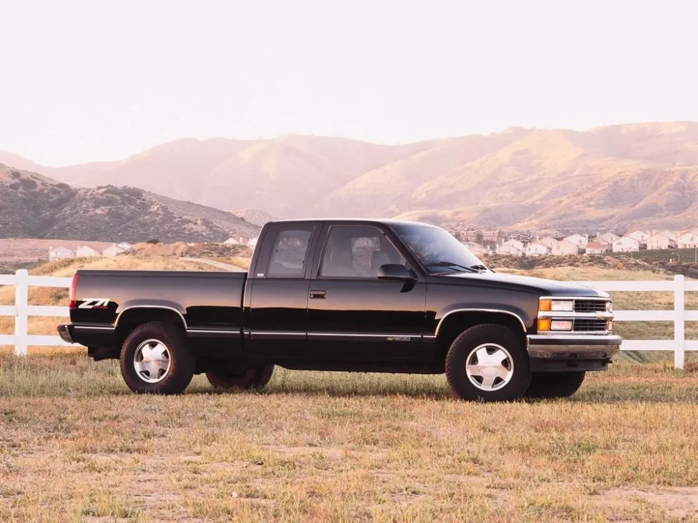 Автомобиль Chevrolet C/K IV (GMT400) Пикап Полуторная кабина