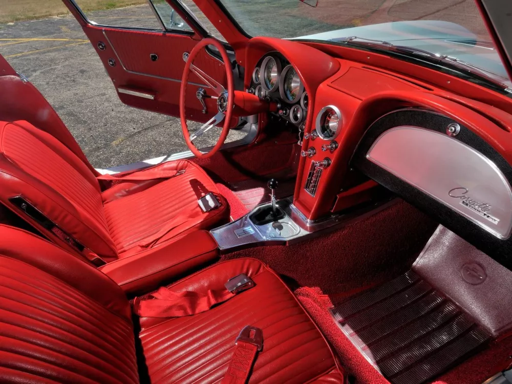 Автомобиль Chevrolet Corvette C2 Купе