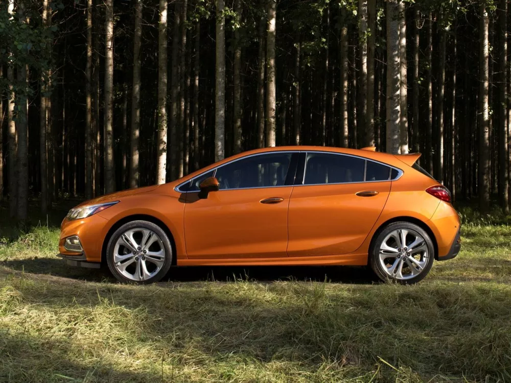 Автомобиль Chevrolet Cruze II Хэтчбек (5 дверей)