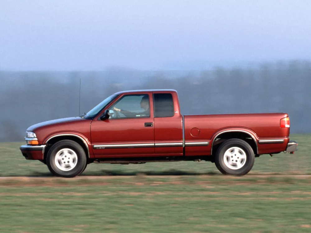 Автомобиль Chevrolet S-10 Pickup II Пикап Полуторная кабина
