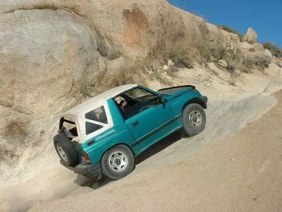 Автомобиль Chevrolet Tracker I Внедорожник открытый