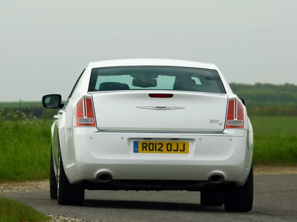 Автомобиль Chrysler 300C II Седан