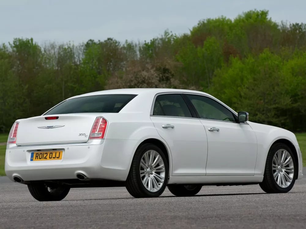 Автомобиль Chrysler 300C II Седан