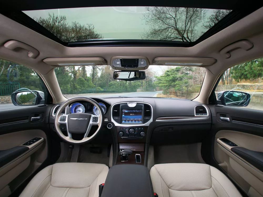 Автомобиль Chrysler 300C II Седан