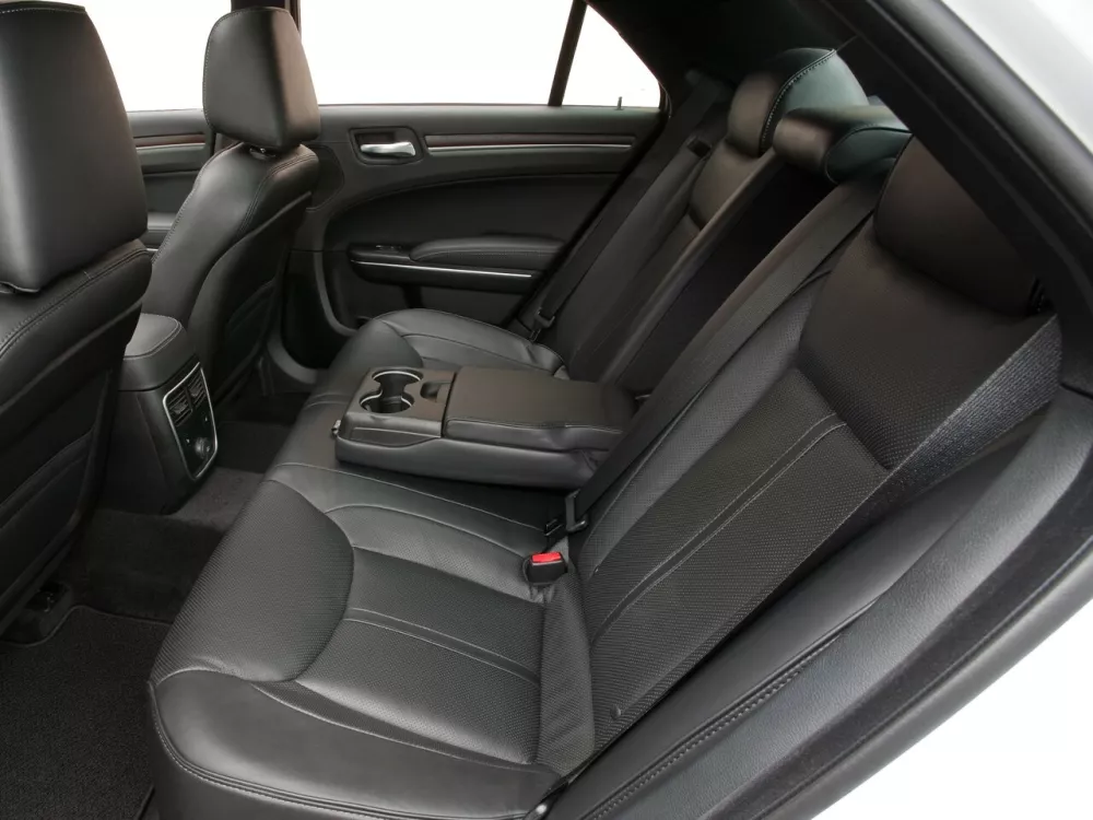 Автомобиль Chrysler 300C II Седан