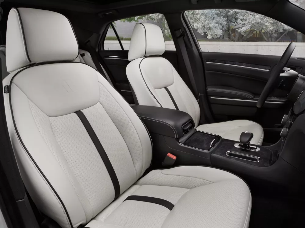 Автомобиль Chrysler 300C II Седан