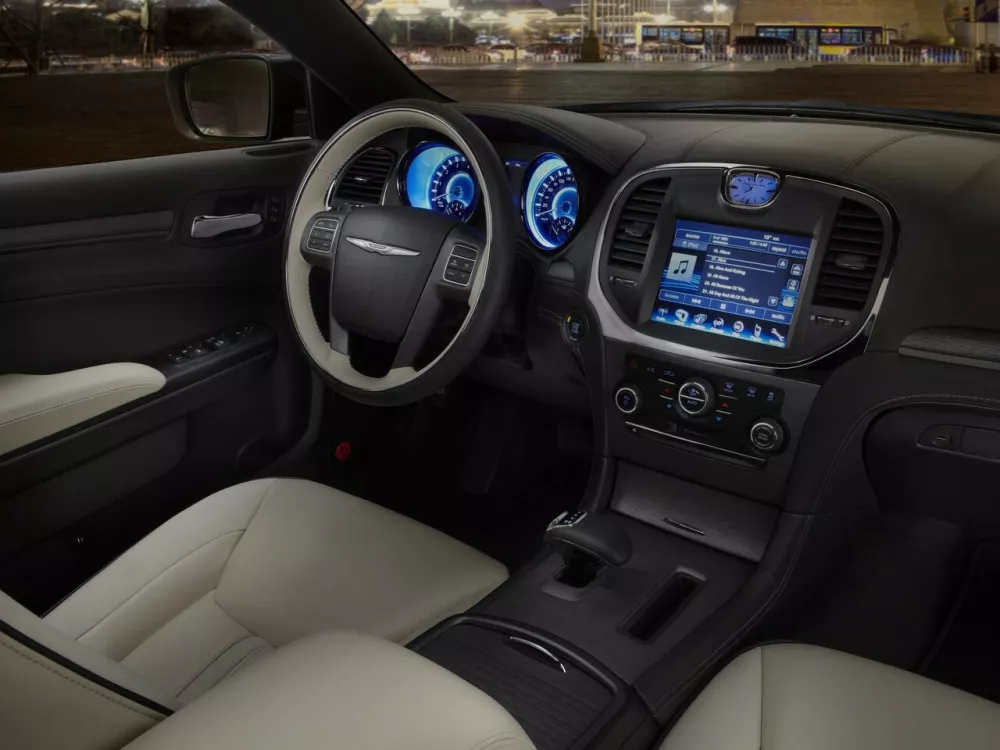 Автомобиль Chrysler 300C II Седан