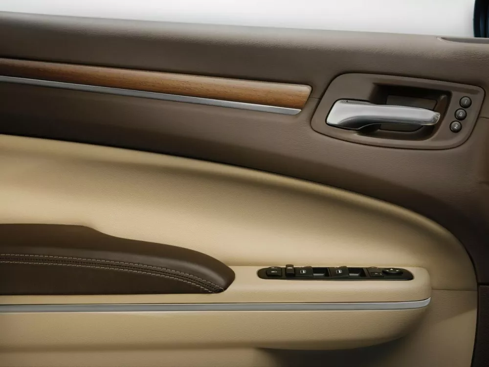 Автомобиль Chrysler 300C II Седан