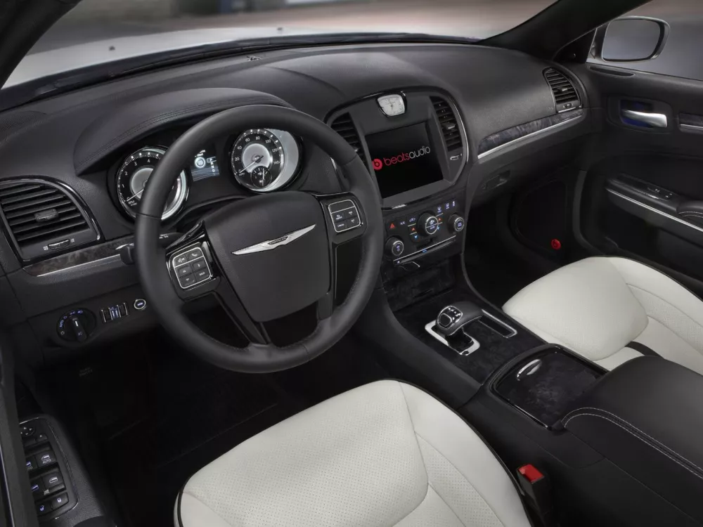 Автомобиль Chrysler 300C II Седан SRT8