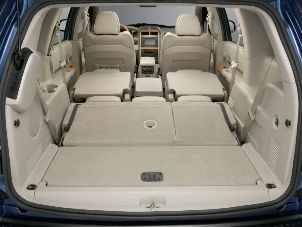 Автомобиль Chrysler Aspen Внедорожник (5 дверей)