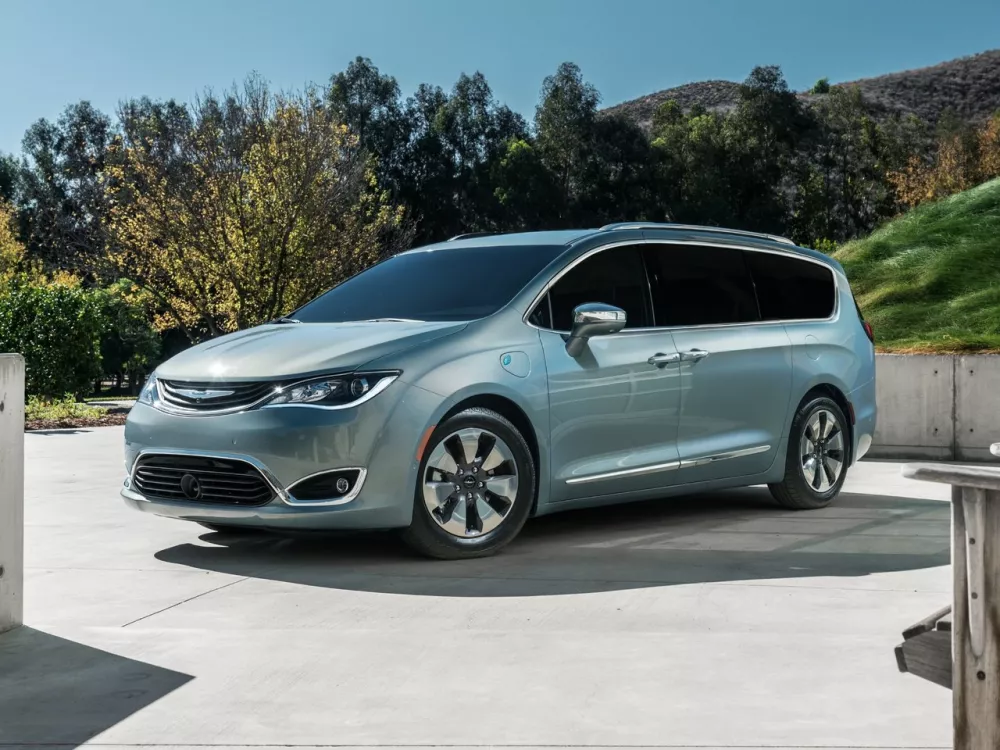 Автомобиль Chrysler Pacifica RU Минивэн