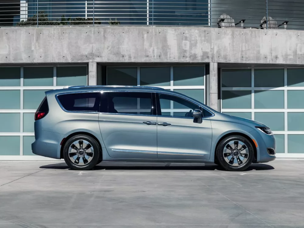 Автомобиль Chrysler Pacifica RU Минивэн