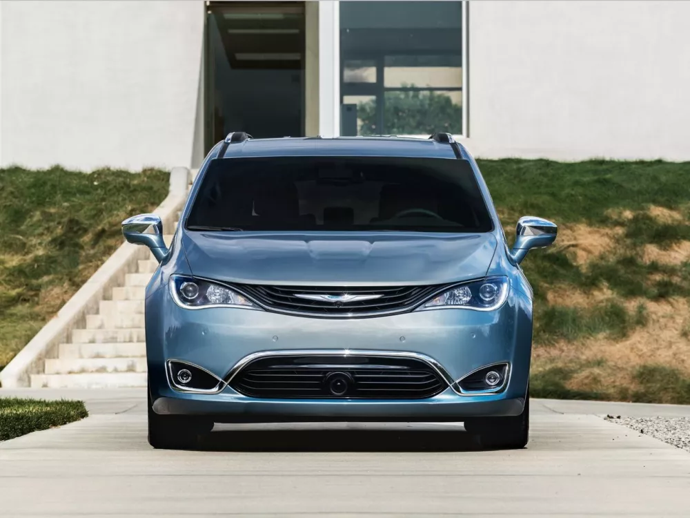 Автомобиль Chrysler Pacifica RU Минивэн