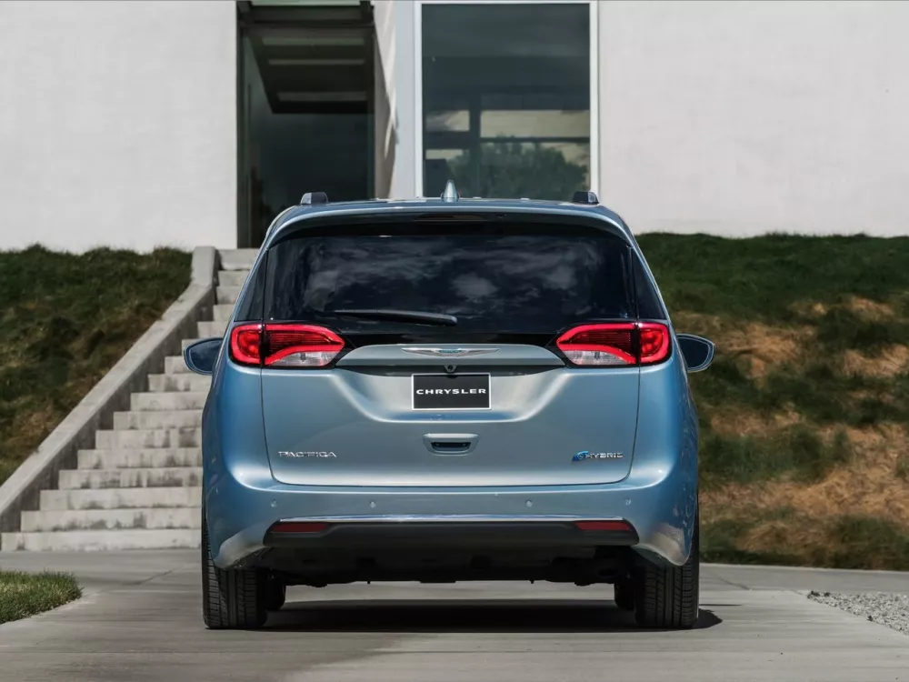 Автомобиль Chrysler Pacifica RU Минивэн