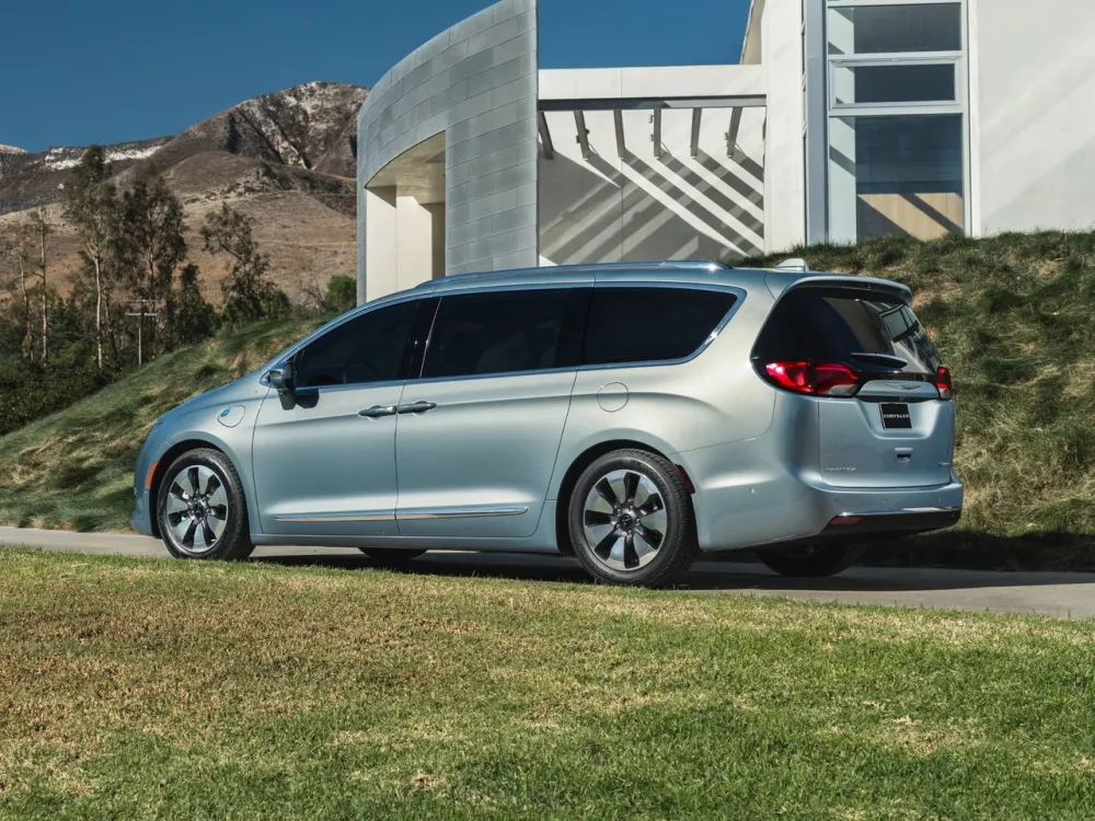 Автомобиль Chrysler Pacifica RU Минивэн