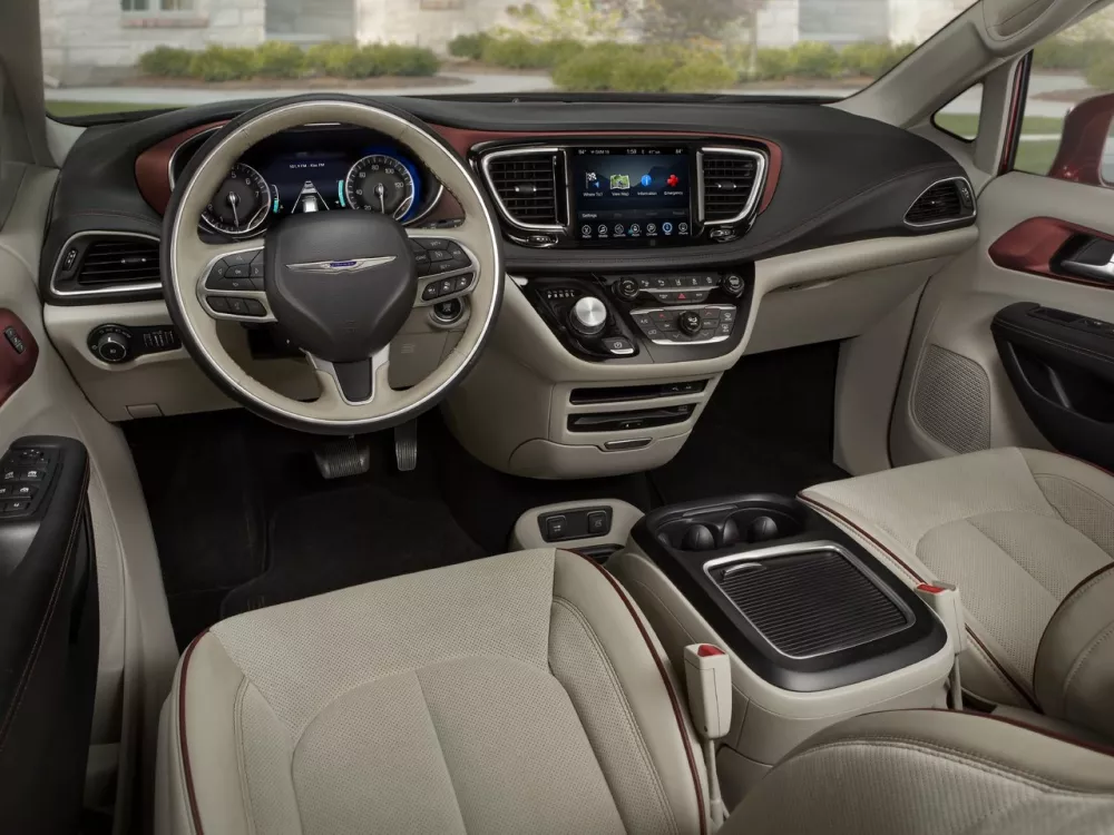 Автомобиль Chrysler Pacifica RU Минивэн