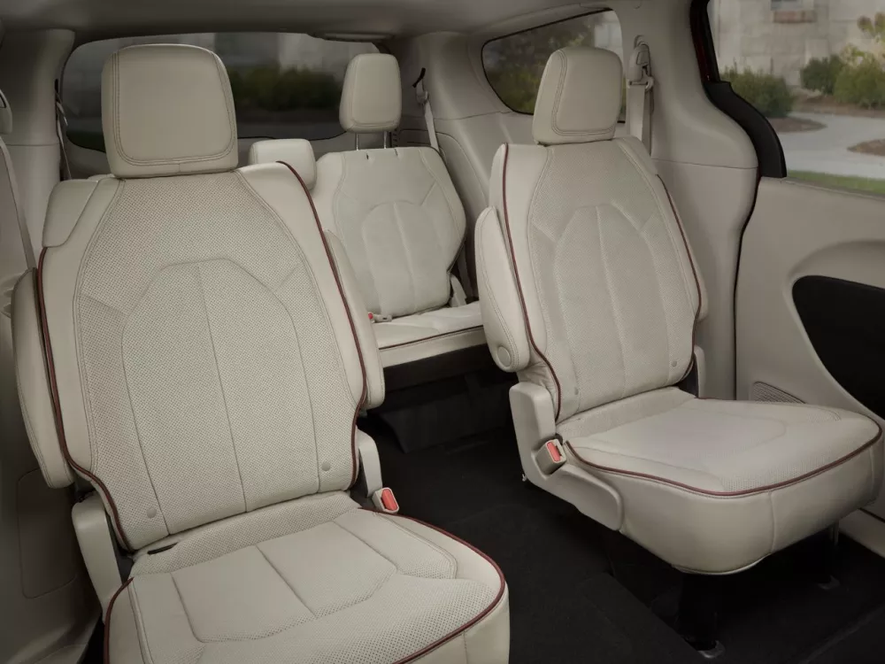 Автомобиль Chrysler Pacifica RU Минивэн