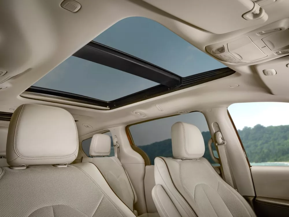 Автомобиль Chrysler Pacifica RU Минивэн
