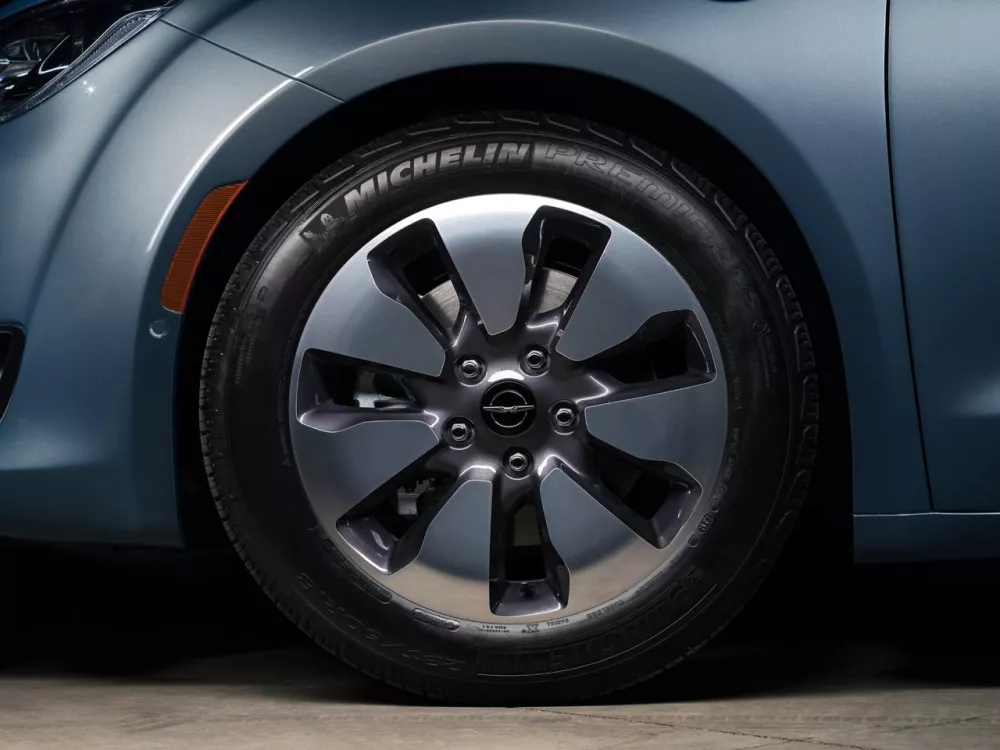 Автомобиль Chrysler Pacifica RU Минивэн