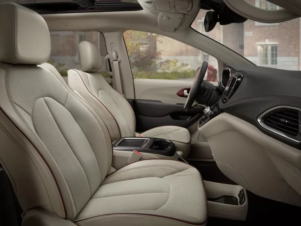 Автомобиль Chrysler Pacifica RU Минивэн