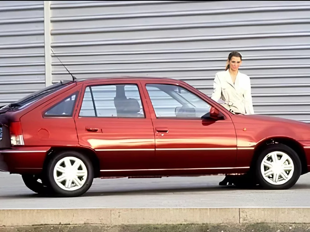 Автомобиль Daewoo Nexia I Хэтчбек (5 дверей)