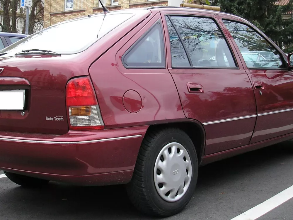 Автомобиль Daewoo Nexia I Хэтчбек (5 дверей)