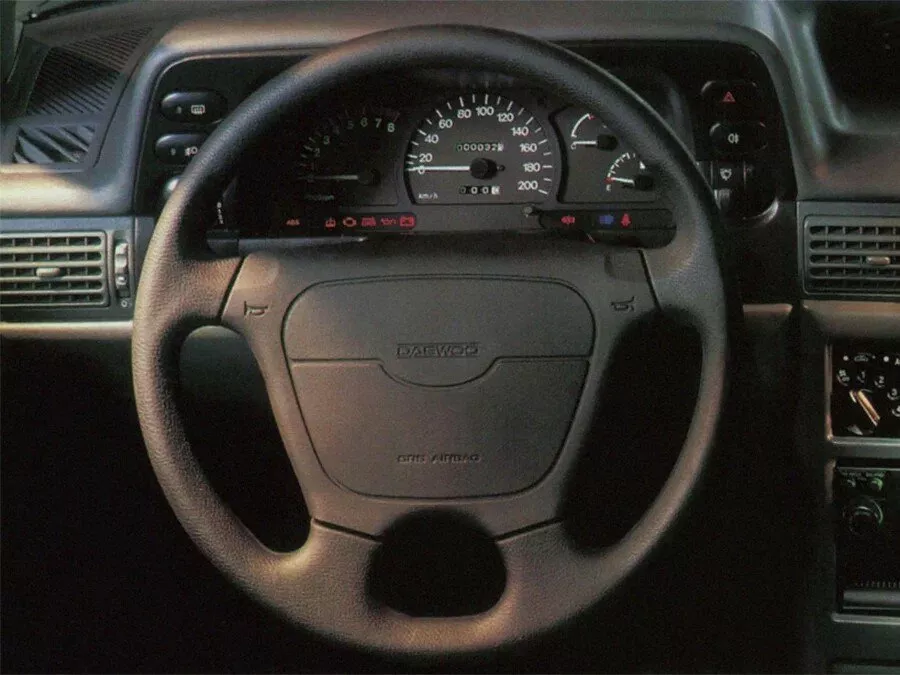Автомобиль Daewoo Nexia I Седан