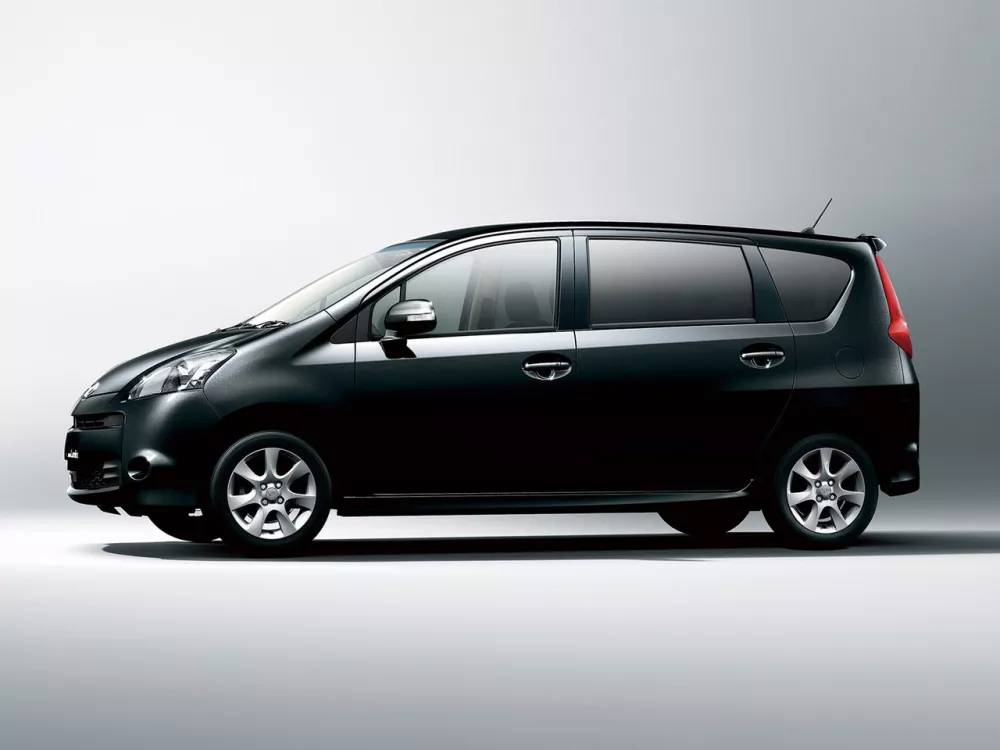 Автомобиль Daihatsu Boon Luminas Компактвэн