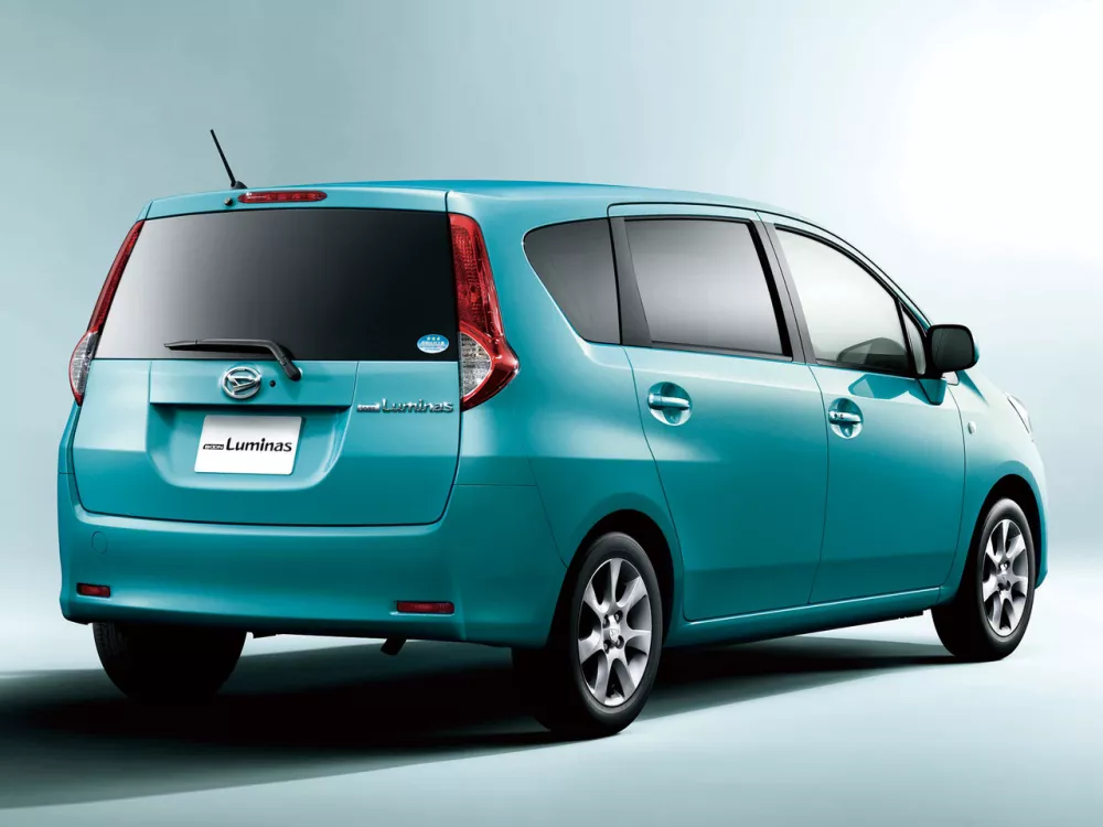 Автомобиль Daihatsu Boon Luminas Компактвэн