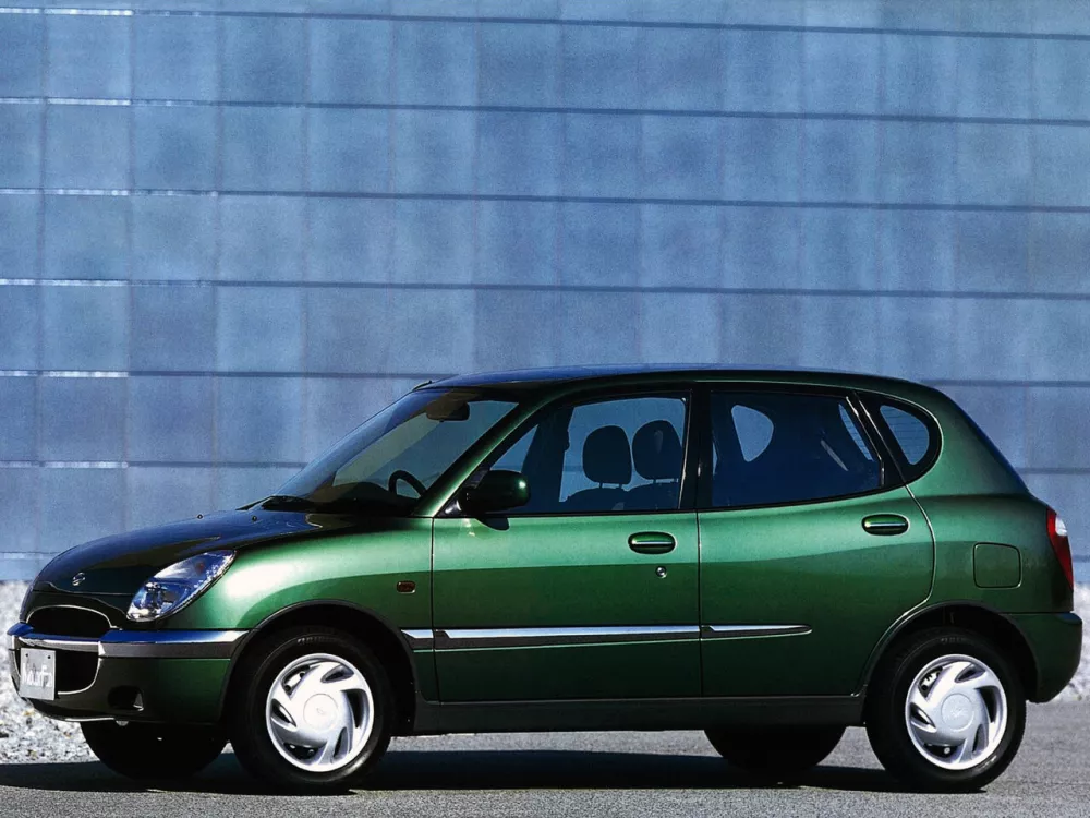 Автомобиль Daihatsu Storia I (M100) Хэтчбек (5 дверей)