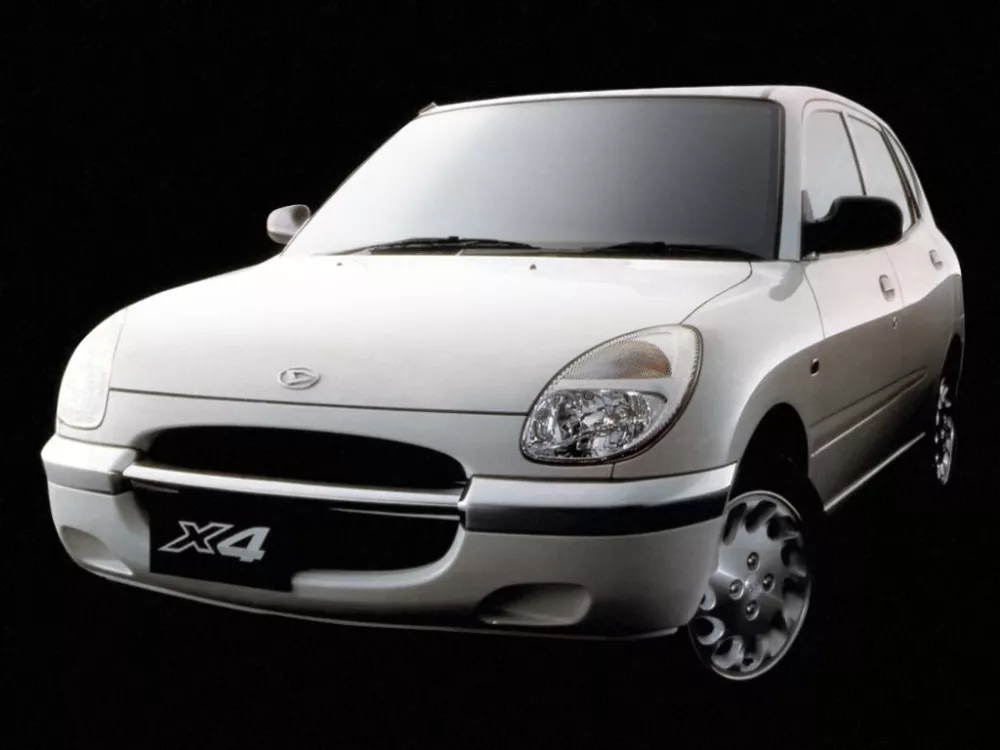 Автомобиль Daihatsu Storia I (M100) Хэтчбек (5 дверей)