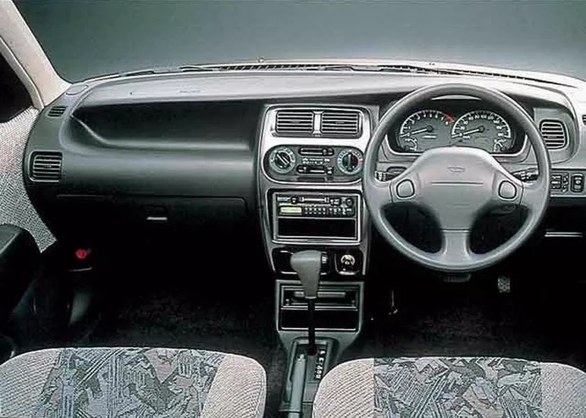 Автомобиль Daihatsu Storia I (M100) Хэтчбек (5 дверей)