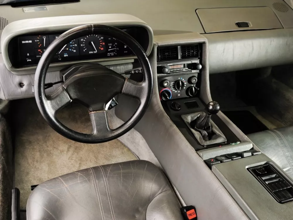 Автомобиль DeLorean DMC-12 Купе