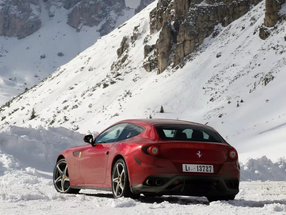 Автомобиль Ferrari FF Хэтчбек (3 двери)